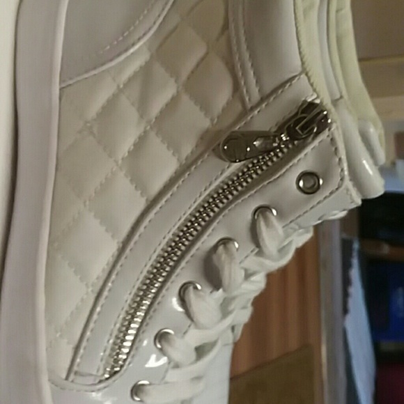 Like NEW white on white sneakers - Picture 2 of 3